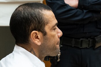 Cuatro años y medio de cárcel para Alves por agresión sexual