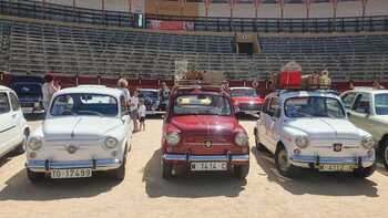 Más 150 vehículos antiguos se dan cita en la plaza de toros