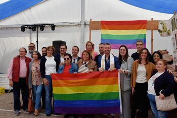 El PSOE cuelga la bandera LGTBi en su caseta de San Isidro
