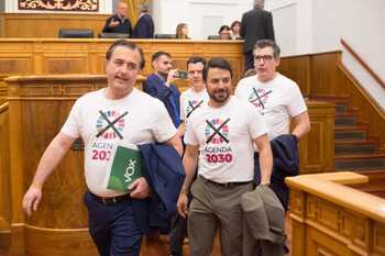 Vox es llamado al orden por llevar camisetas anti Agenda 2030