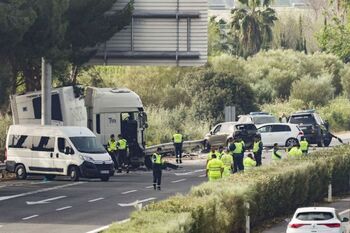 Seis muertos tras saltarse un camión un control en Sevilla