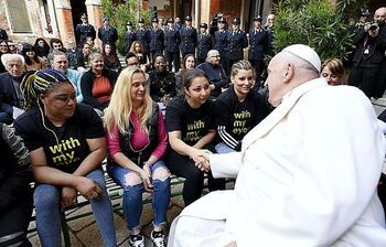 El Papa navega por Venecia para visitar la ‘Bienal’