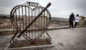 Los candados del amor tienen nueva estructura en Toledo