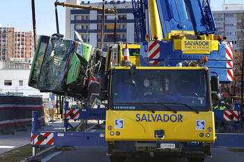 Al menos 14 heridos al caer un bus en unas obras en Barcelona