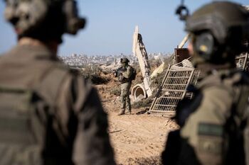 Israel ataca cinco centros de acogida en Gaza