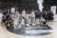 El Madrid levanta la Supercopa